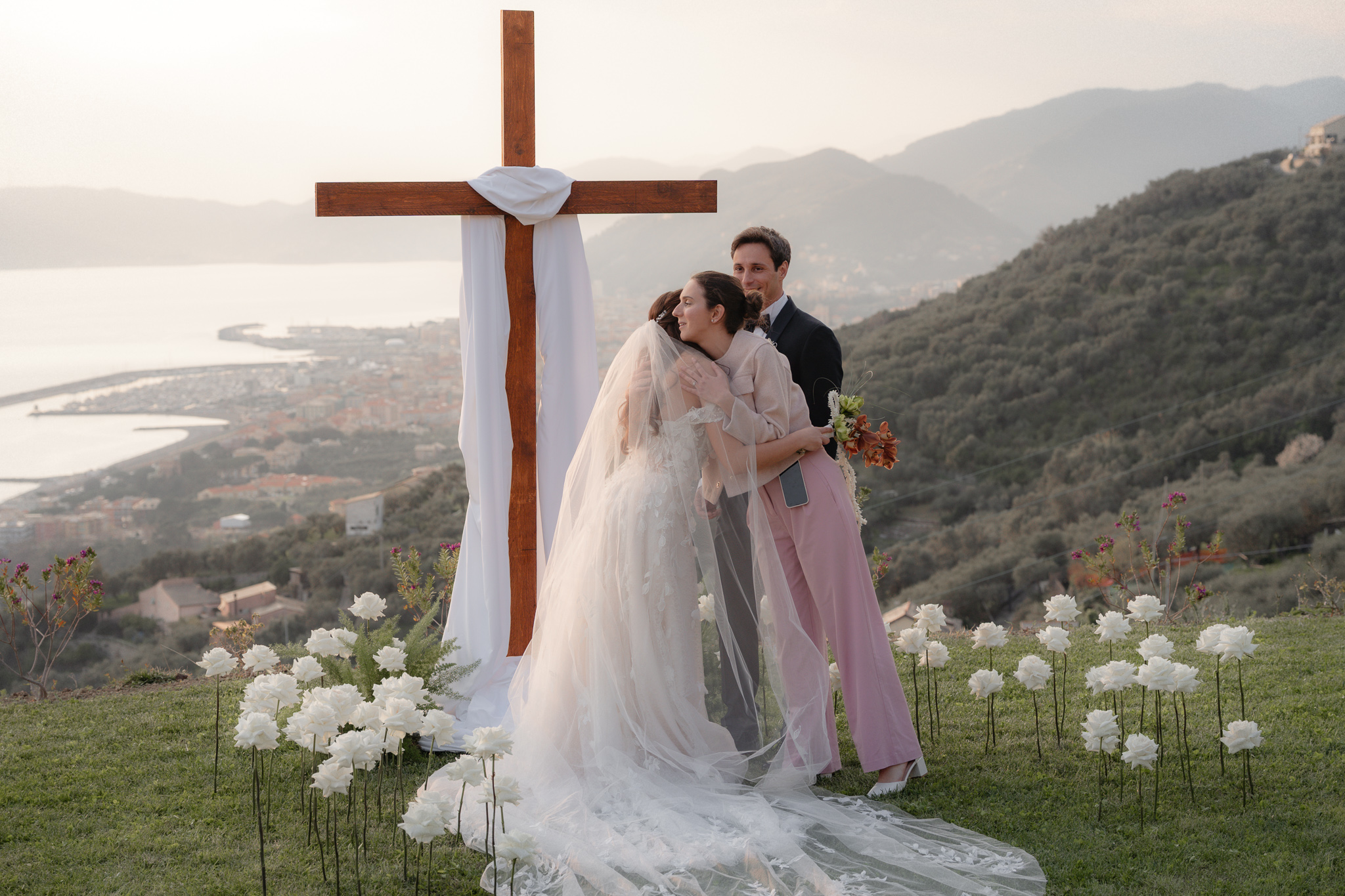 Wedding Planner Cristiana e coppia cristiana evangelica si abbracciano vista mare in Liguria