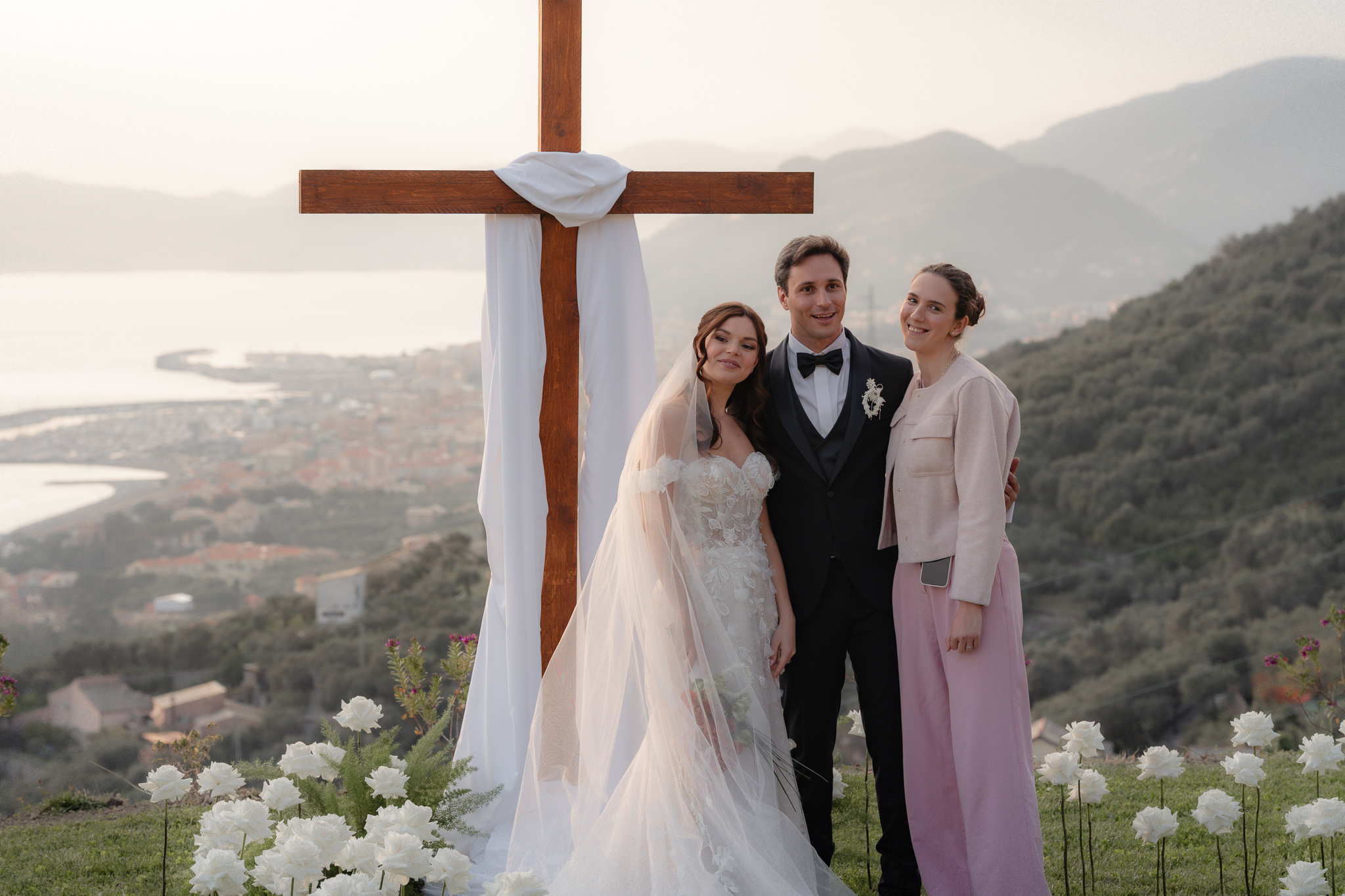 Wedding Planner Cristiana Evangelica Protestante in Italia per matrimoni cristiani in Liguria e Lago di Como. Wedding Planner cristiana con gli sposi durante una cerimonia cristiana all'aperto vista mare in Liguria
