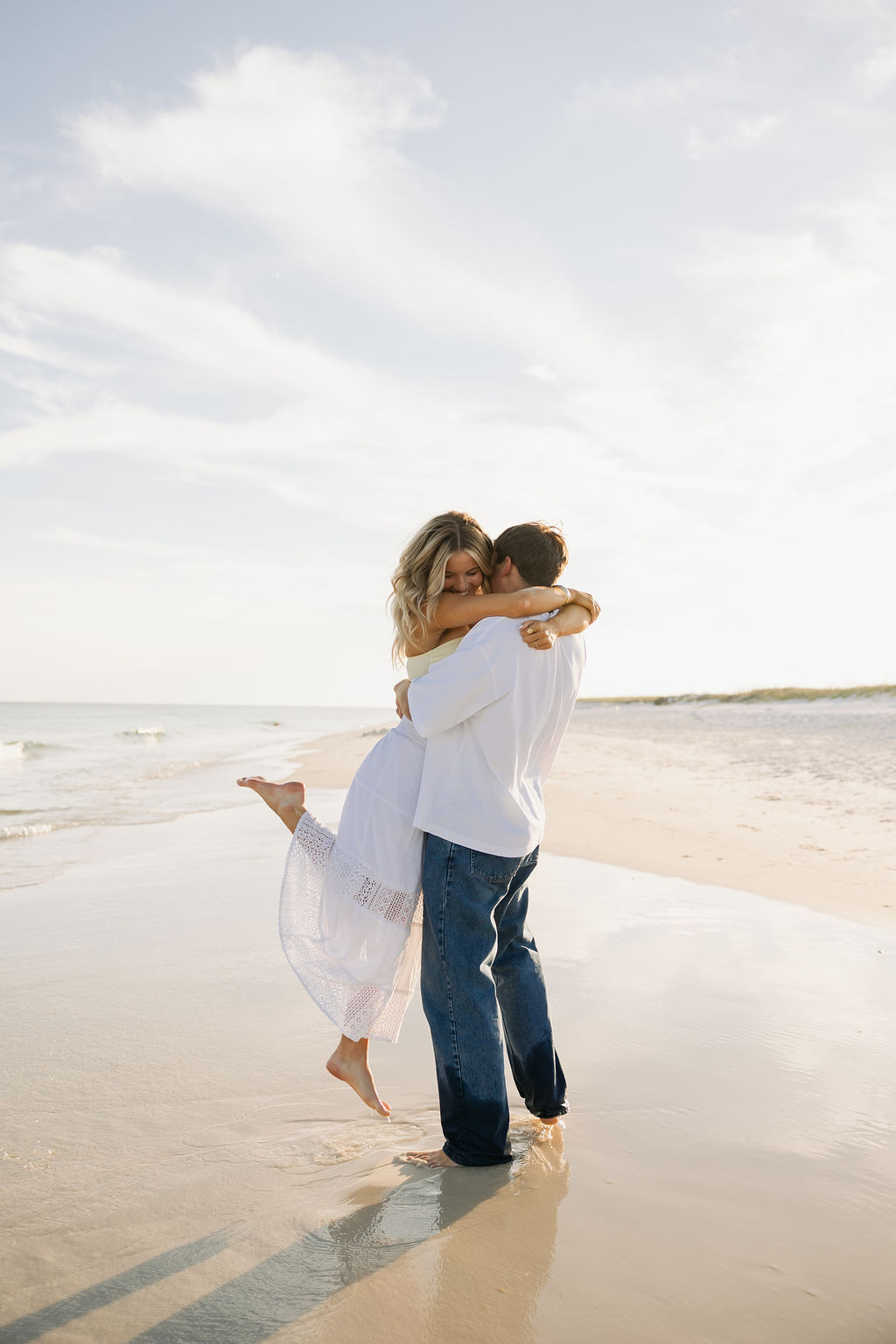 Matrimonio Cristiano in Italia | Ispirazione per Coppie Cristiane Giovane coppia cristiana abbracciata sulla spiaggia al tramonto. Ispirazione per un matrimonio cristiano in Italia organizzato da una wedding planner specializzata in matrimoni cristiani.