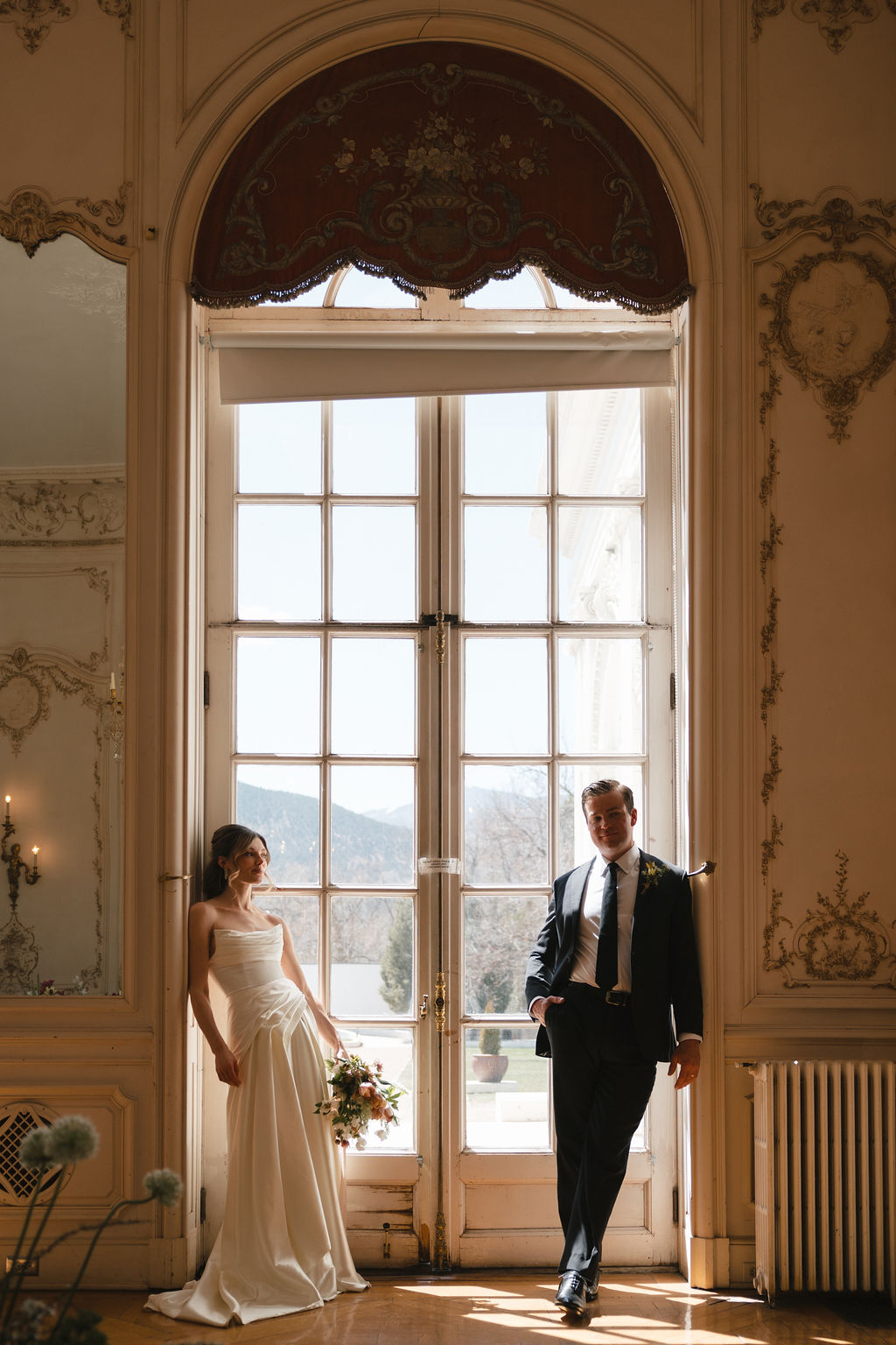 Una coppia di sposi in una location elegante durante il giorno del matrimonio cristiano evangelico