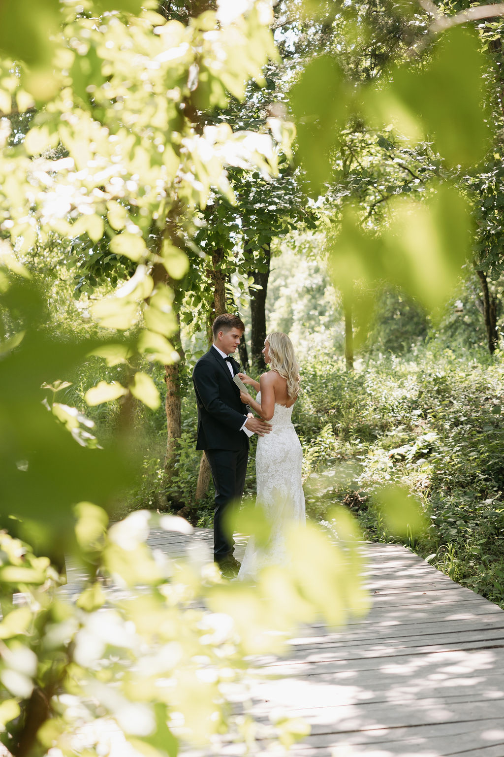 Matrimonio cristiano in Italia organizzato da una wedding planner cristiana Gli sposi si scambiano le promesse durante il loro matrimonio cristiano, circondati dalla natura. Un momento intimo che celebra l'amore, la fede e l'impegno davanti a Dio.