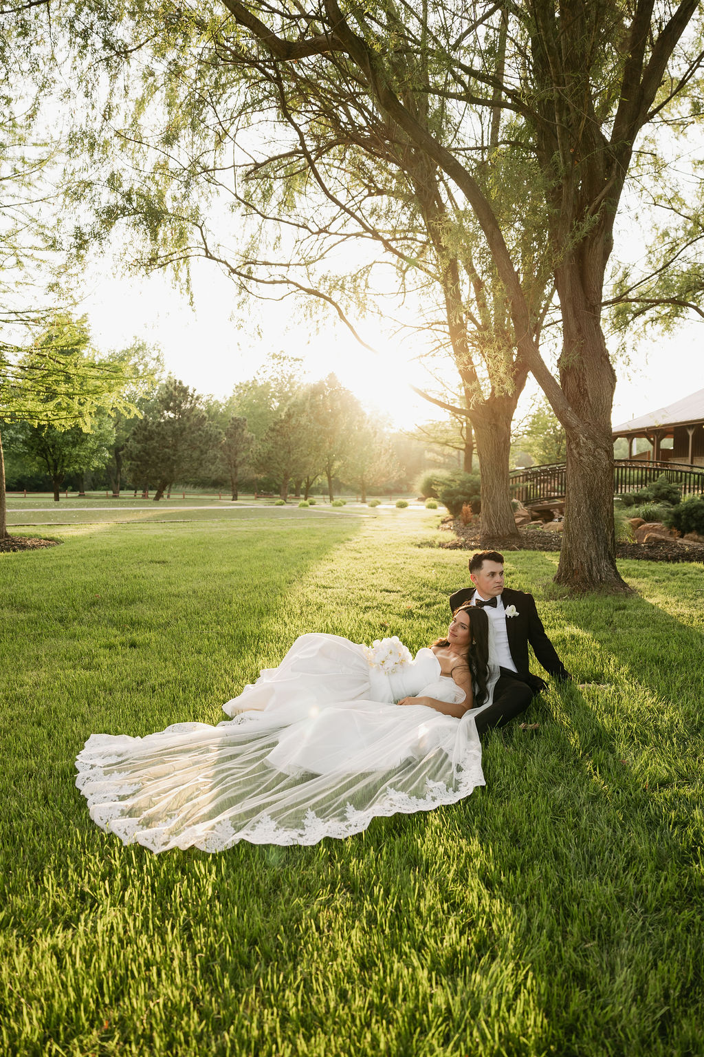 Coppia di sposi protestante durante un matrimonio cristiano in Italia Coppia di sposi seduta sull'erba durante un matrimonio cristiano in Italia. Un momento di pace e intimità raccontato da un fotografo specializzato in matrimoni cristiani.
